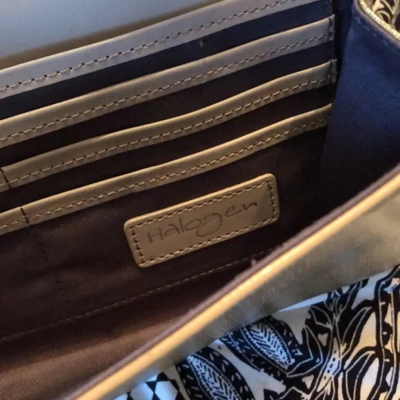 Halogen pale metallic gold textured clutch with crossbody chain, magnetic close - Picture 5 of 9